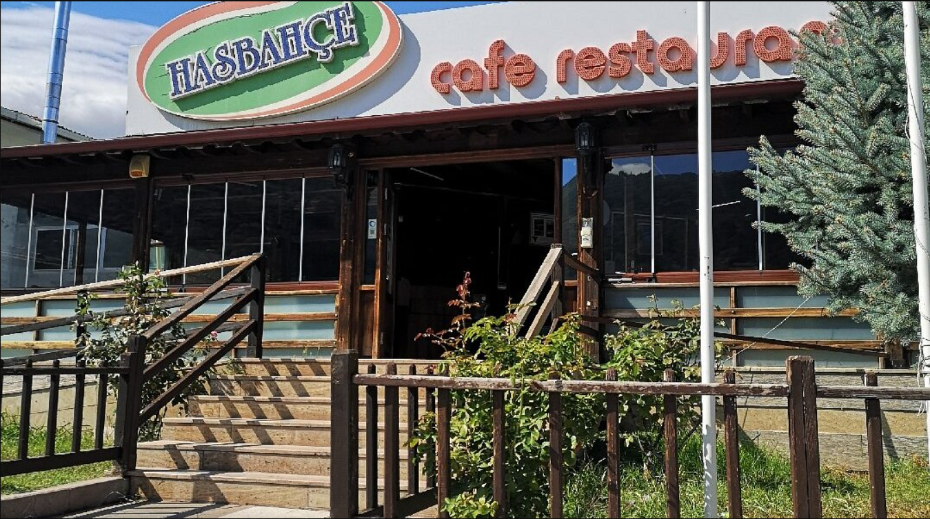 Amasya nehir kenarında Hasbahçe restoranın dış görünümü ve giriş kapısı